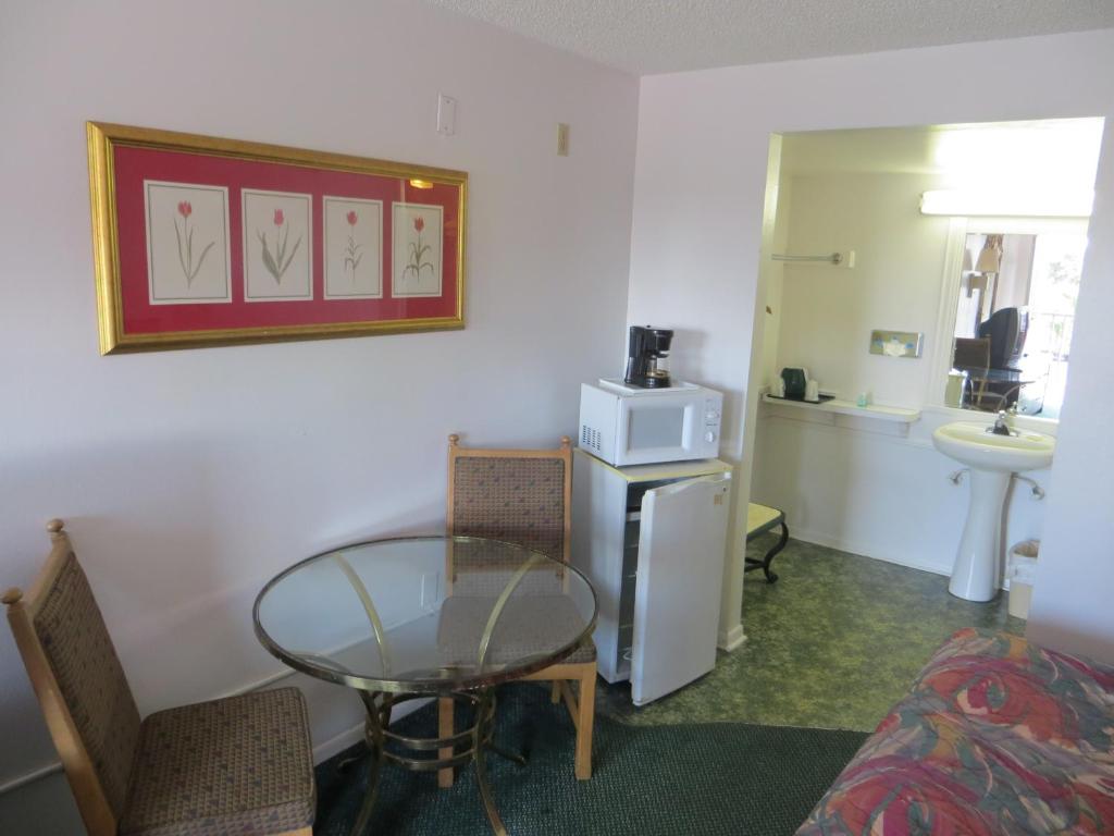 Magic Castle Inn & Suites Motel image 22